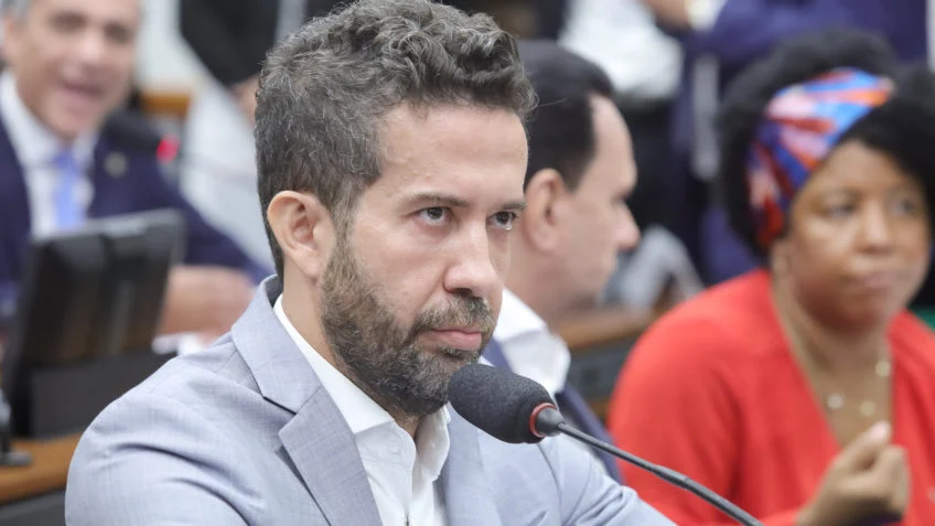 PF confirma autenticidade de áudios sobre “rachadinha” de Janones e analisa transações bancárias do deputado