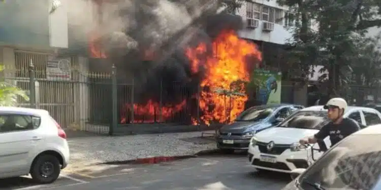  Incêndio atinge área de manutenção do metrô do Flamengo e causa evacuação