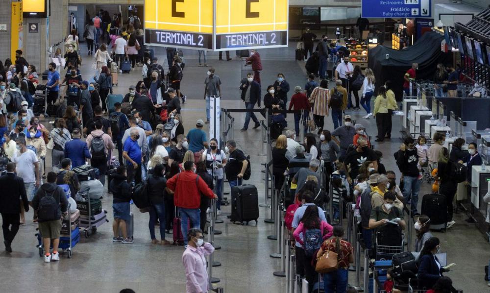 Pilotos e comissários seguem 5º dia de GREVE em oito aeroportos
