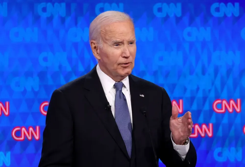 Desempenho desastroso de Biden em debate intensifica pedidos por sua desistência da eleição americana