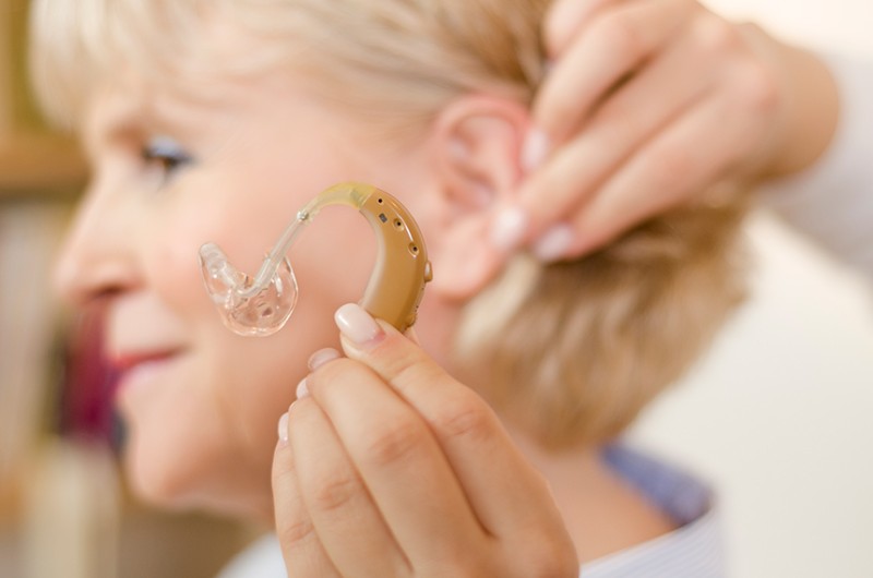 Bolsonaro veta ampliação de direitos a quem é surdo de apenas um dos ouvidos