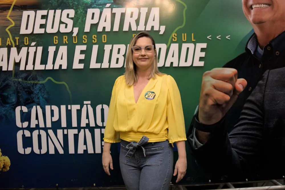 Em nova rodada de demissões, Adriane Lopes exonera jornalista bolsonarista do gabinete municipal