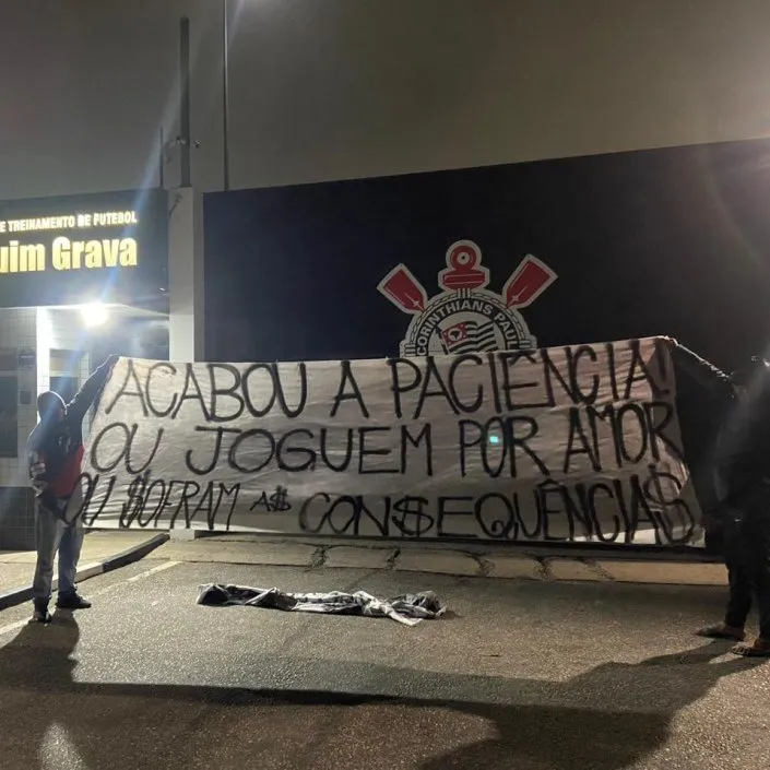 Torcedores do Corinthians protestam contra má fase com pichações na sede