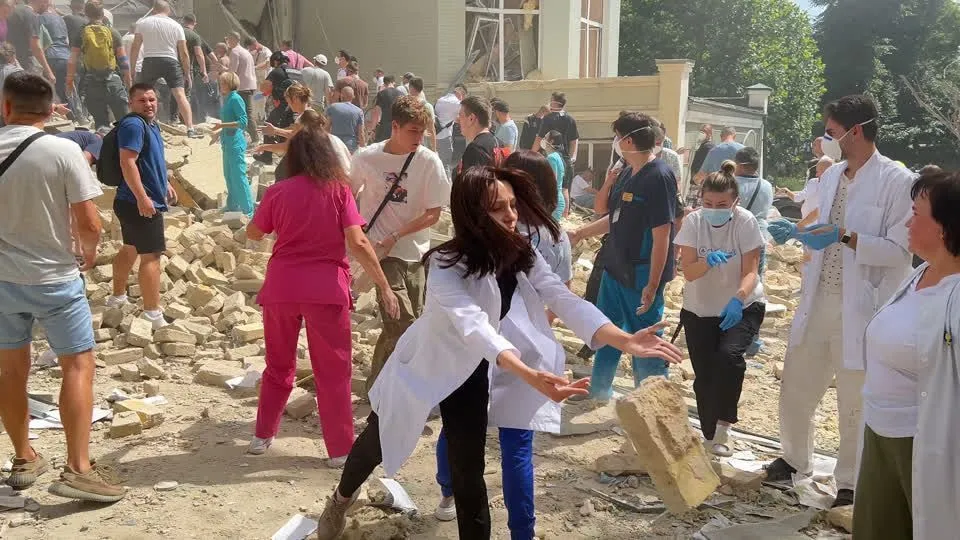 Rússia lança ataque diurno massivo contra a Ucrânia, matando 28 pessoas e atingindo hospital infantil