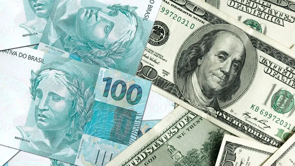 Dólar recua, mas mantém níveis elevados: Impactos na economia brasileira