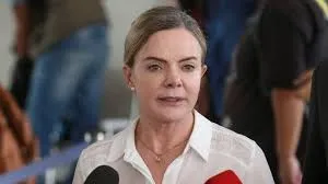Gleisi Hoffmann critica ex-presidente em rede social e destaca corrupção e organização criminosa em esquema de joias