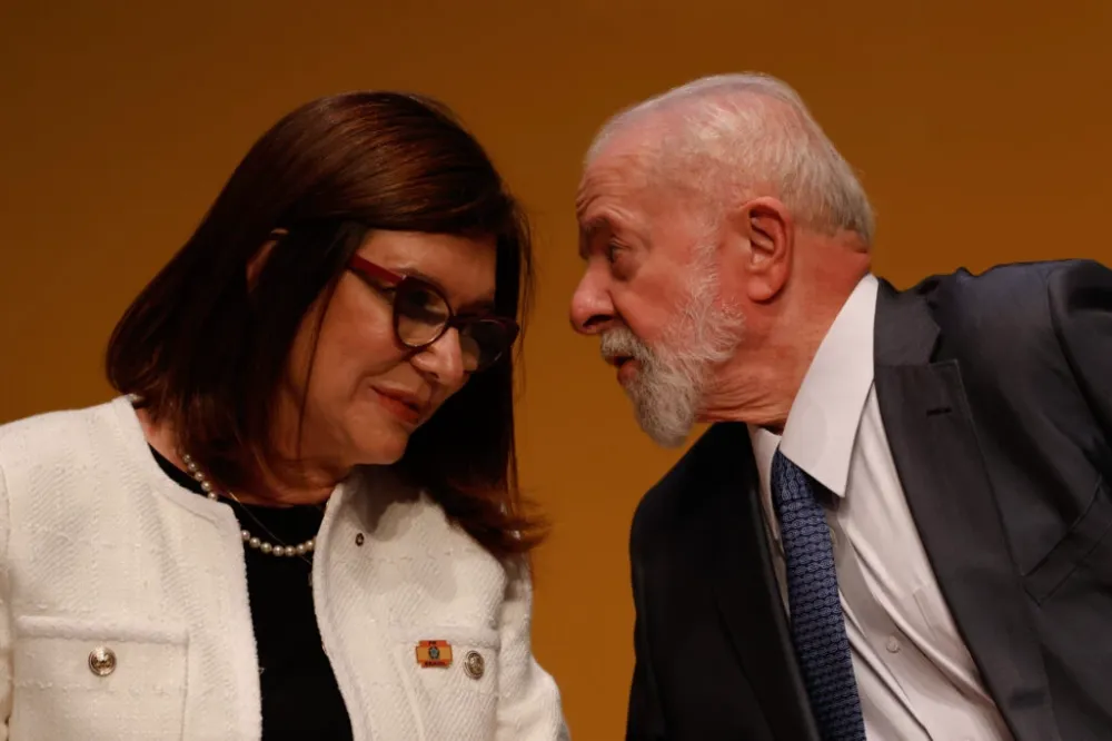 Aumento da gasolina: Petrobras anunciou reajuste sob consentimento prévio de Lula