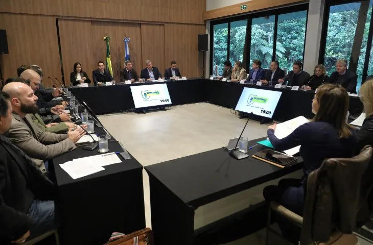 Governador Eduardo Riedel alinha metas e estratégias em reunião com secretários