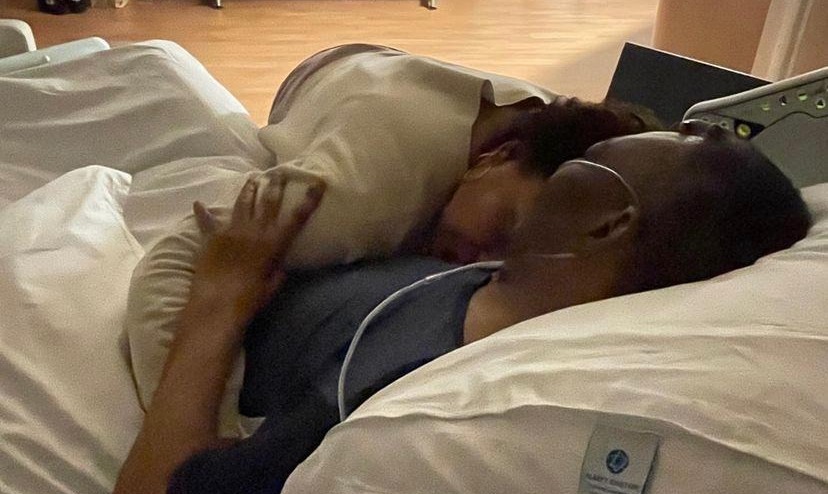 “Mais uma noite juntos”, filha de Pelé publica foto abraçada ao pai no hospital