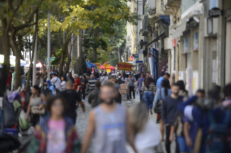 Casos de covid-19 seguem em queda no estado do Rio