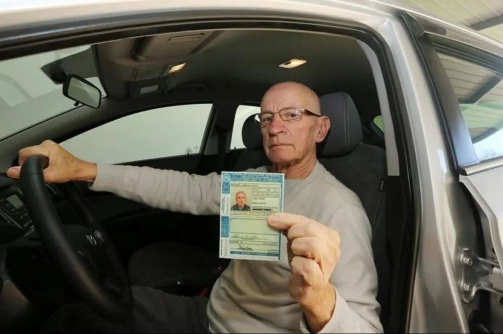 Novas regras de renovação da CNH para motoristas seniores visam segurança nas estradas