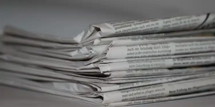 Alemanha proíbe revista de direita e realiza operações em escritórios associados