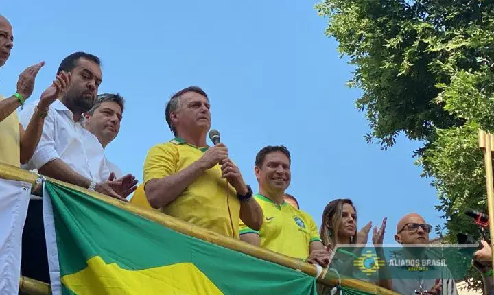 Bolsonaro compara ataque a Trump com facada de 2018 em comício no RJ