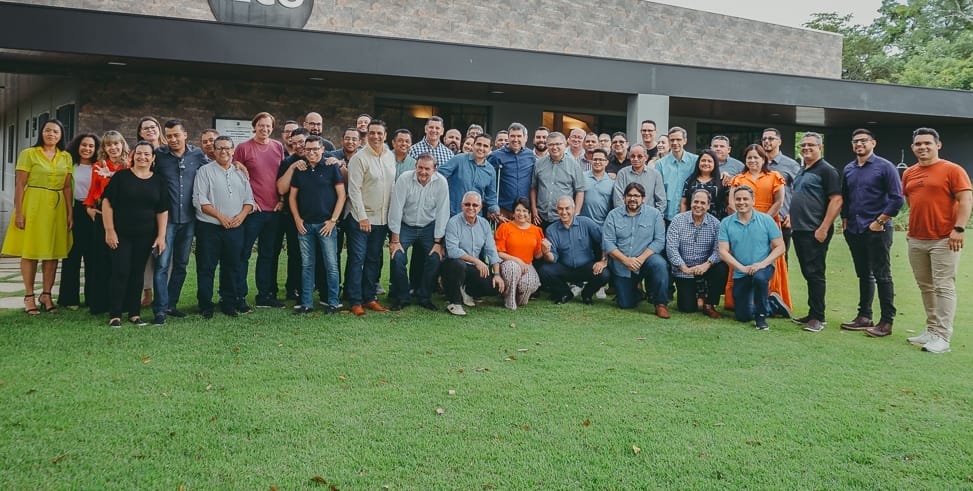 Conselho de Pastores homenageia Azambuja e recebe apoio de Riedel