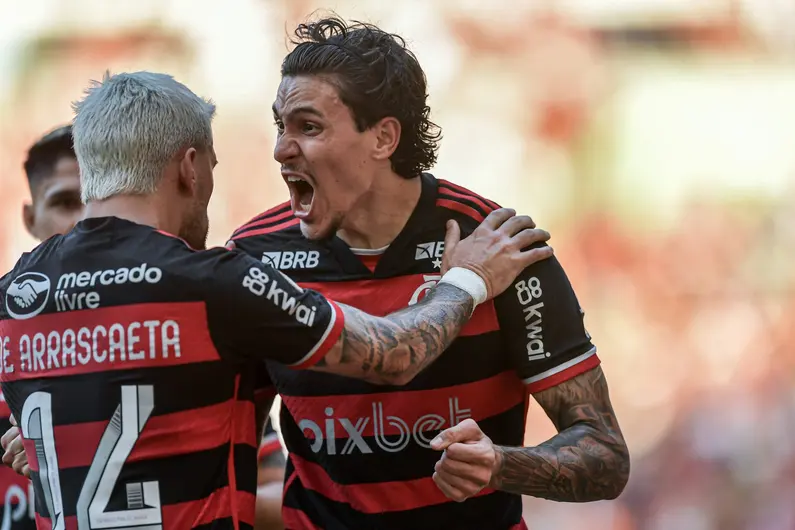 Liderança rubro-negra: Flamengo vence Atlético-GO e assume a ponta da tabela
