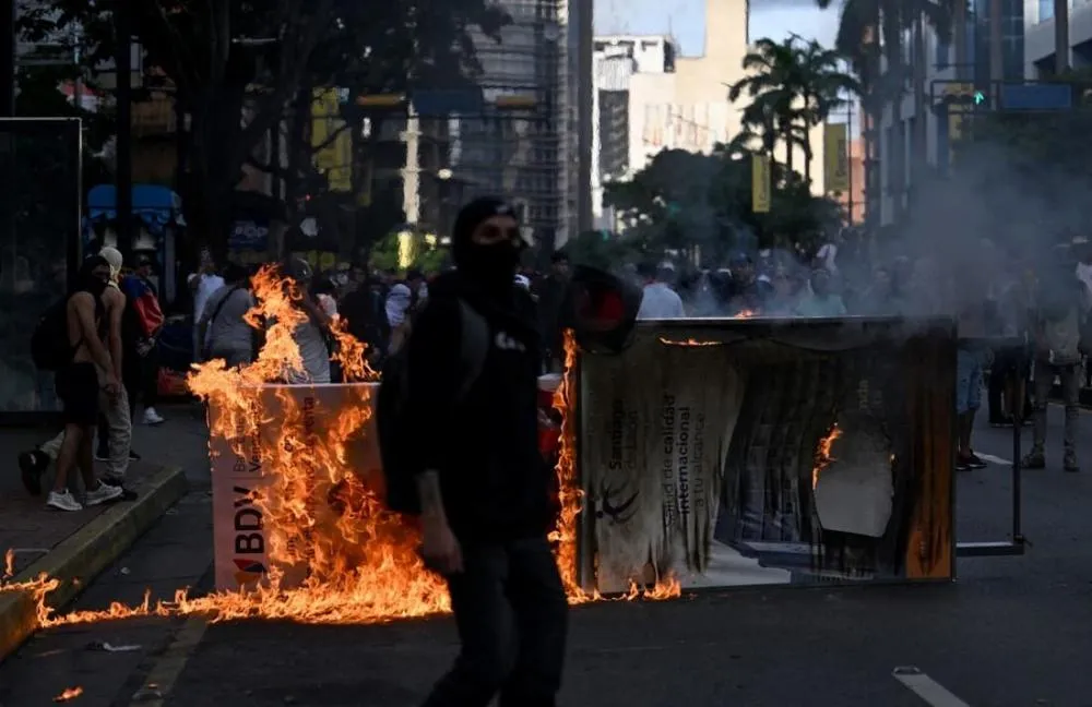 Protestos e violência marcam a reeleição de Maduro na Venezuela: Ação internacional e repressão crescem