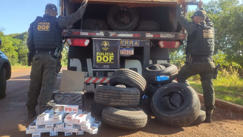 Carreta com pneus e eletrônicos contrabandeados do Paraguai foi apreendida pelo DOF