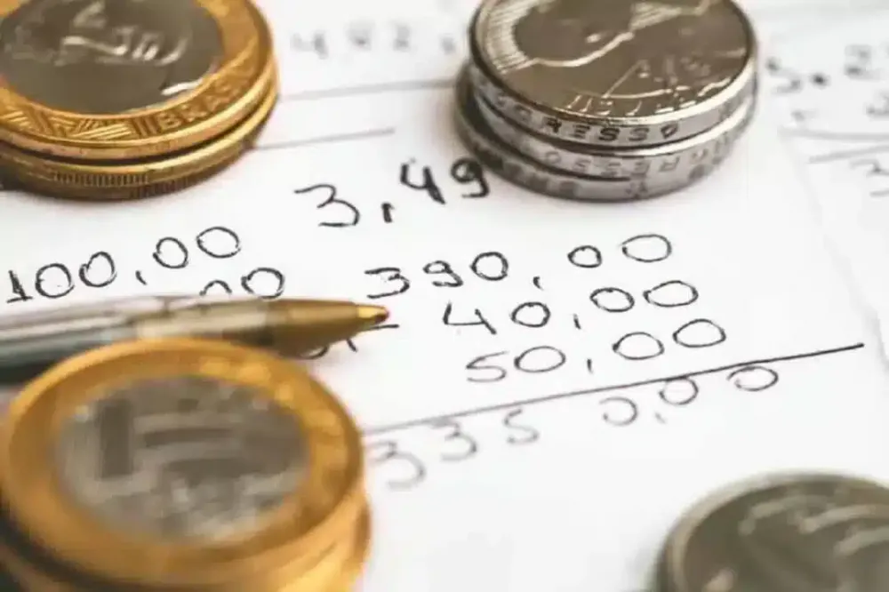 Brasileiros buscam alternativas para regularizar finanças após fim do Programa Desenrola Brasil