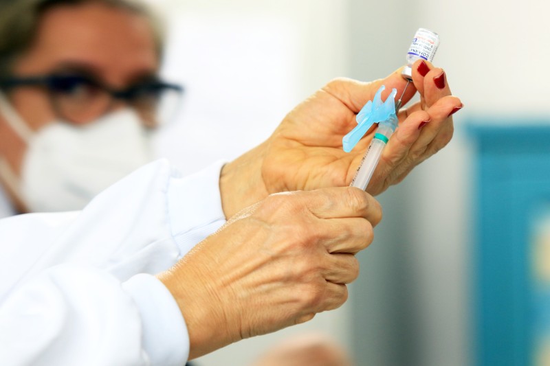 Pfizer Baby para crianças sem comorbidades começa a ser aplicada na quarta