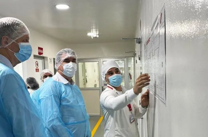 Governador Eduardo Riedel entrega licença para instalação de indústria farmacêutica em Terenos