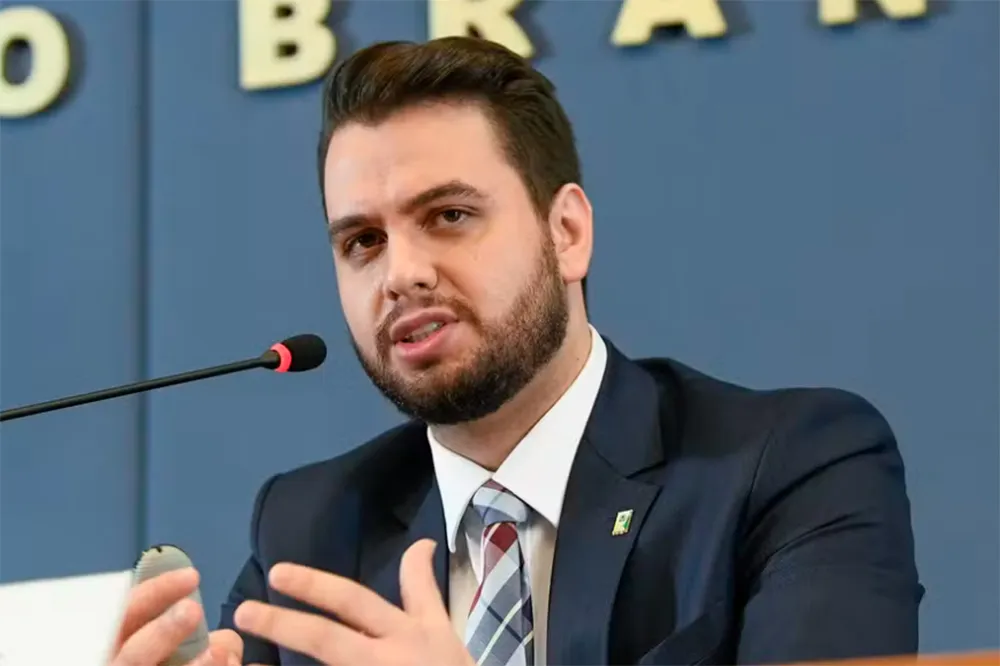 Alexandre de Moraes determina libertação de Filipe Martins após documentos que contestam acusações