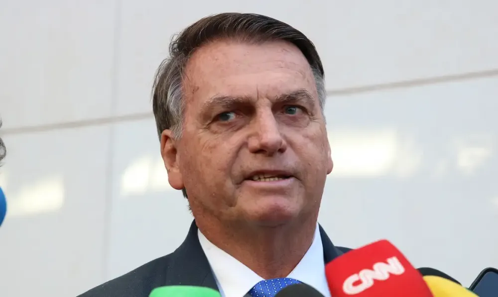 Defesa de Bolsonaro solicita arquivamento de caso das joias ao STF