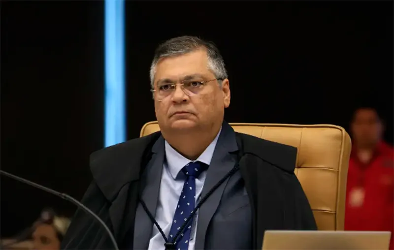 Flávio Dino suspende emendas impositivas e exige transparência do Congresso