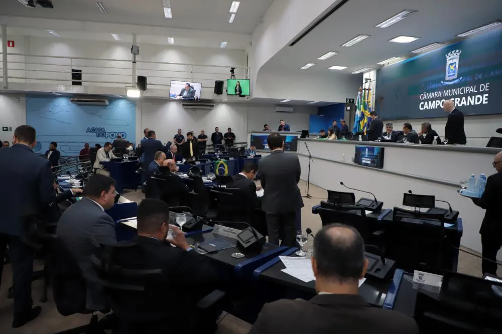 Vereadora chama prefeita de "genocida" em sessão da Câmara e gera bate-boca intenso