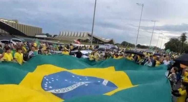 Exército impede retirada de barracas em frente ao Quartel General em Brasília