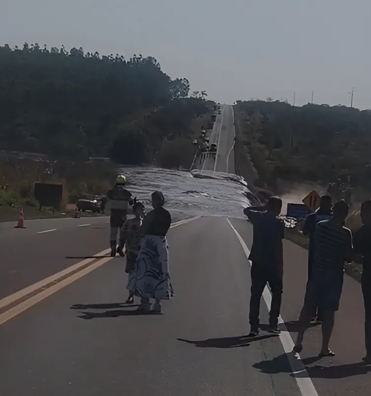 Rompimento de barragem em Jaraguari alaga rodovia e isola comunidade