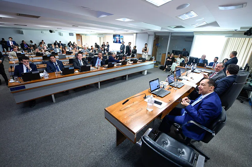 Senado aprova projeto que redefine inelegibilidade e beneficia políticos condenados