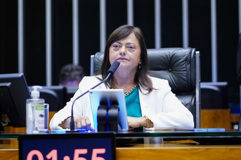 Proposta estabelece piso salarial de R$ 7.272 para arquivistas