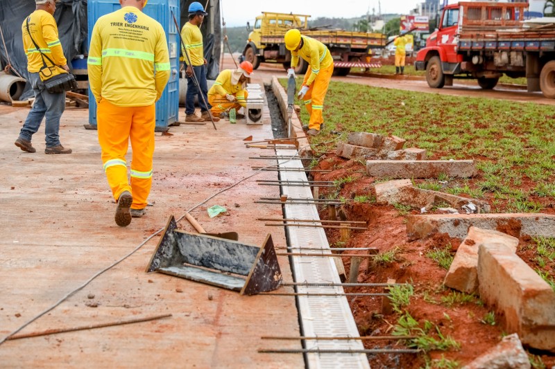Canaletas melhoram drenagem no boulevard do Túnel de Taguatinga