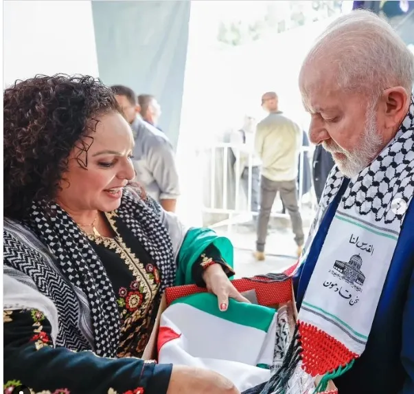 Lula desafia Israel com lenço palestino: Atitude polêmica amplifica crise diplomática