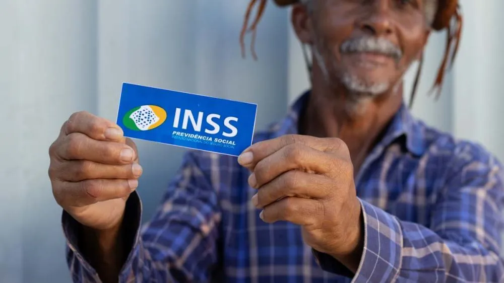 INSS suspende benefícios essenciais e deixa brasileiros em situação vulnerável