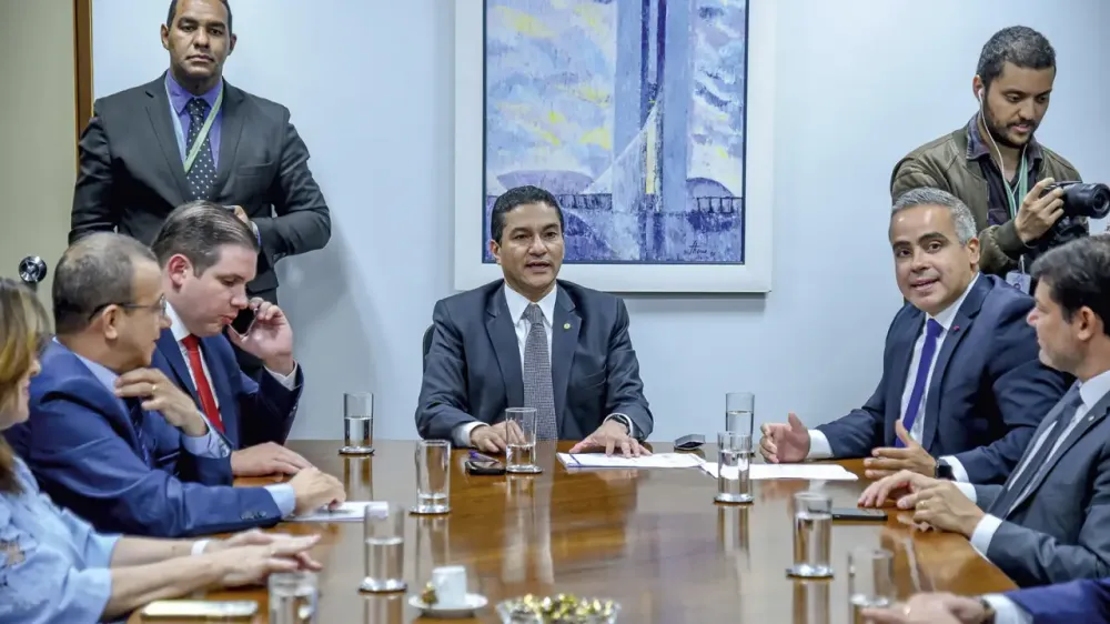 Marcos Pereira desiste da presidência da Câmara e indica Hugo Motta como novo candidato