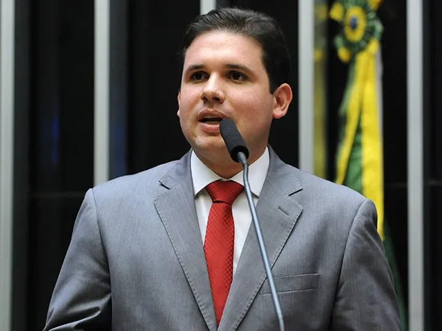 Hugo Motta enfrenta resistência entre bolsonaristas na disputa pela presidência da Câmara, apesar do apoio de Bolsonaro