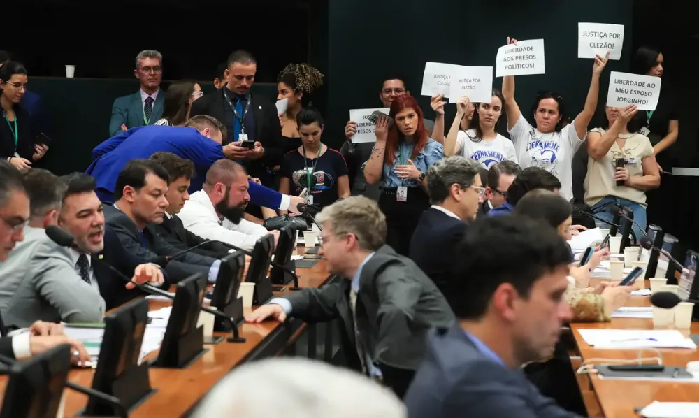 “Anistia a envolvidos em 8 de janeiro” vira moeda de troca na disputa pela presidência da Câmara