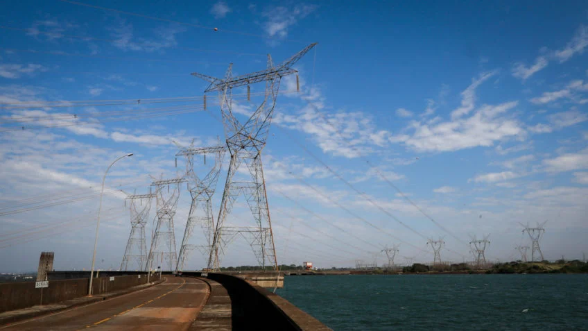 Governo descarta racionamento e considera volta do horário de verão para enfrentar seca histórica