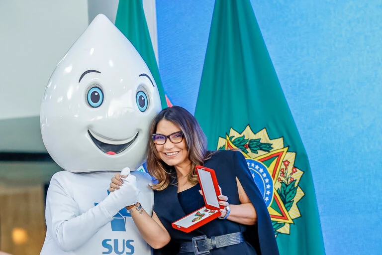 Homenagem à primeira-dama Janja da Silva levanta polêmica: Medalha de mérito sem justificativa clara