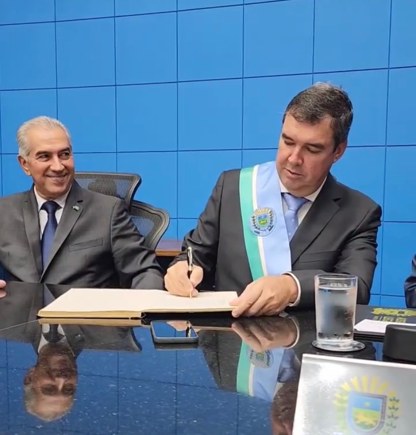 Eduardo Riedel toma posse como governador de MS 