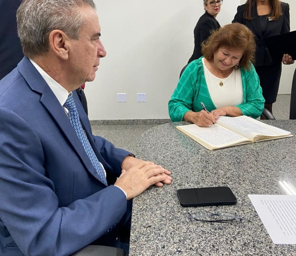 Dione Hashioka toma posse em mandato de 30 dias no lugar de Barbosinha