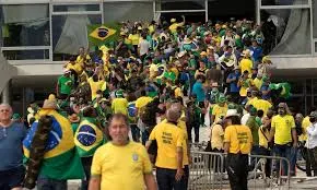 Moraes autoriza voto para investigados do ato de 8 de janeiro