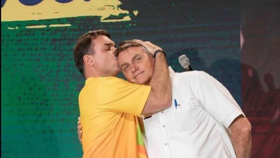 Flávio Bolsonaro: “Roupa suja se lava em casa” e defende legado do pai nas eleições