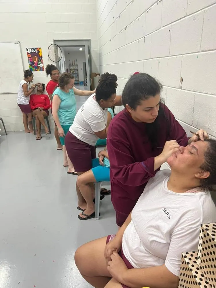 Sejuv oferece cursos gratuitos de manicure, design de sobrancelhas, higiene de alimentos, logística e marketing digital para jovens em Campo Grande