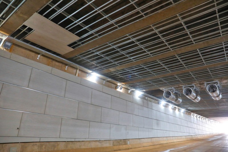 Forro começa a ser instalado no teto do Túnel de Taguatinga