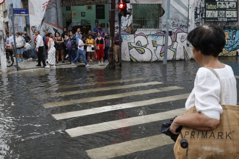 Rio de Janeiro deve ter segundo dia de pancadas de chuva