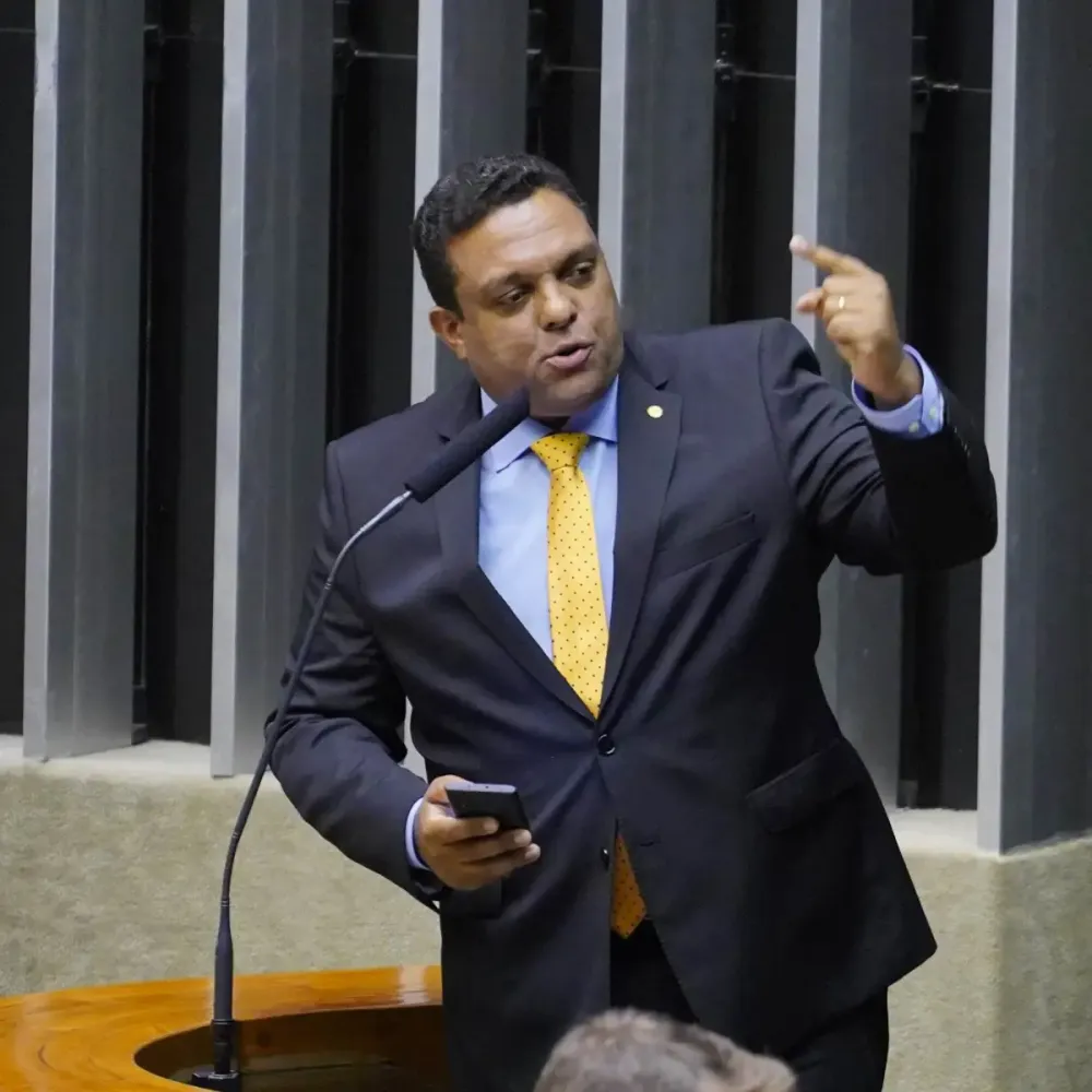 Deputado evangélico declara independência da igreja em relação ao bolsonarismo e petismo