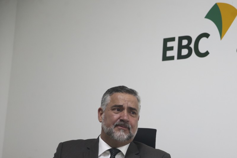 Ministro defende separação entre comunicação pública e de governo