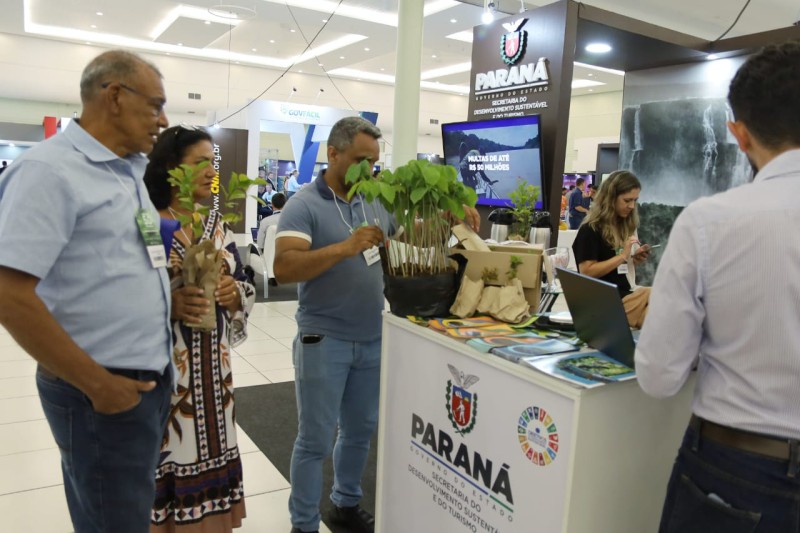 Governo distribui mudas de árvores nativas em encontro com prefeitos